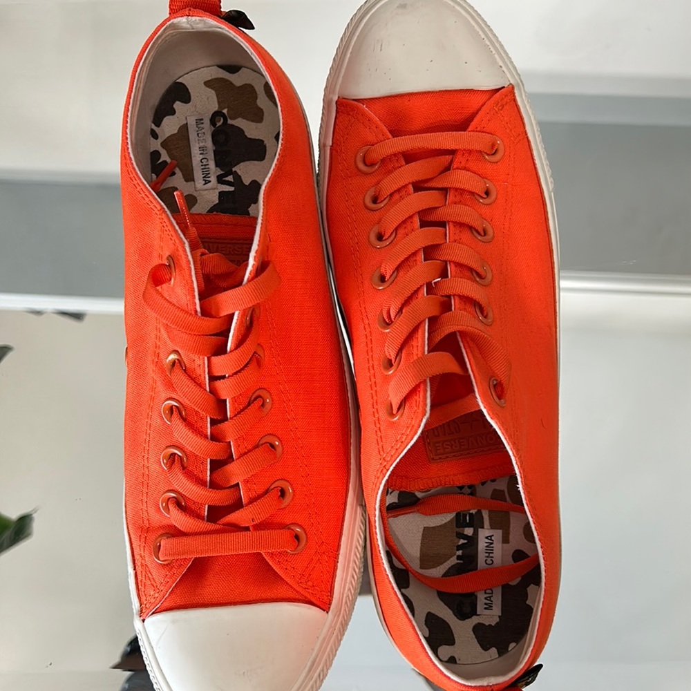 Tennis shoes